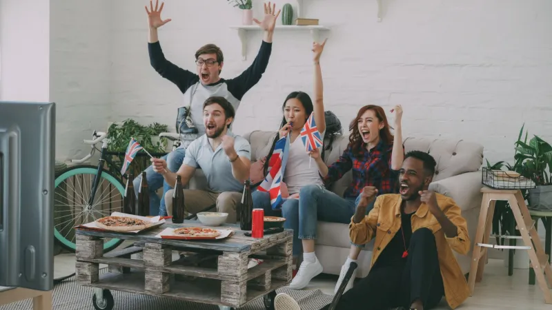 Round Your Mates: Why Gambling in a Group Costs You More Than You Think